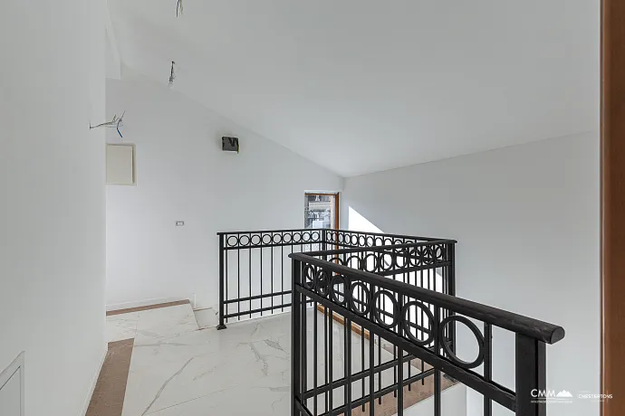 Eine luxuriöse dreistöckige Villa in erster Meereslinie in Kotor